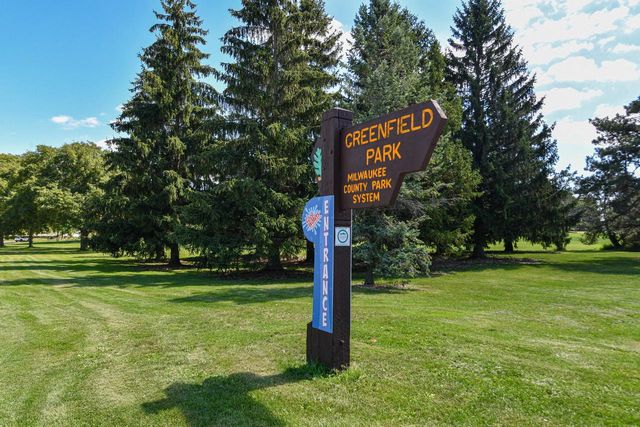 13500 W Old Oak LANE, New Berlin, WI 53151