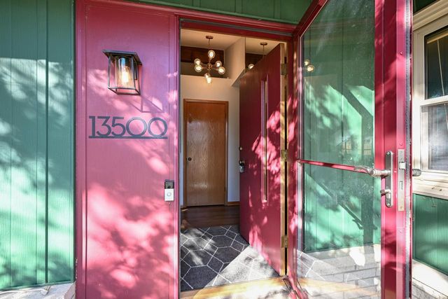 13500 W Old Oak LANE, New Berlin, WI 53151