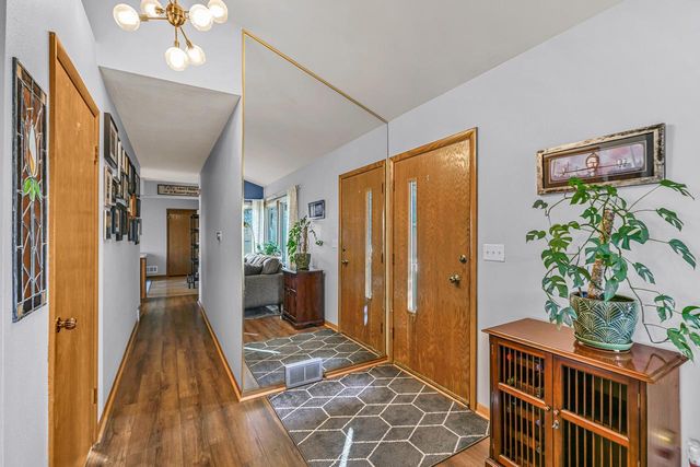 13500 W Old Oak LANE, New Berlin, WI 53151