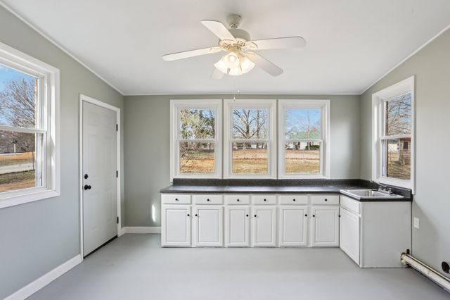 4207 Moss Hill Dr, Nunnelly, TN 37137