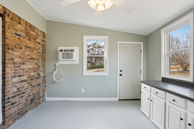 4207 Moss Hill Dr, Nunnelly, TN 37137