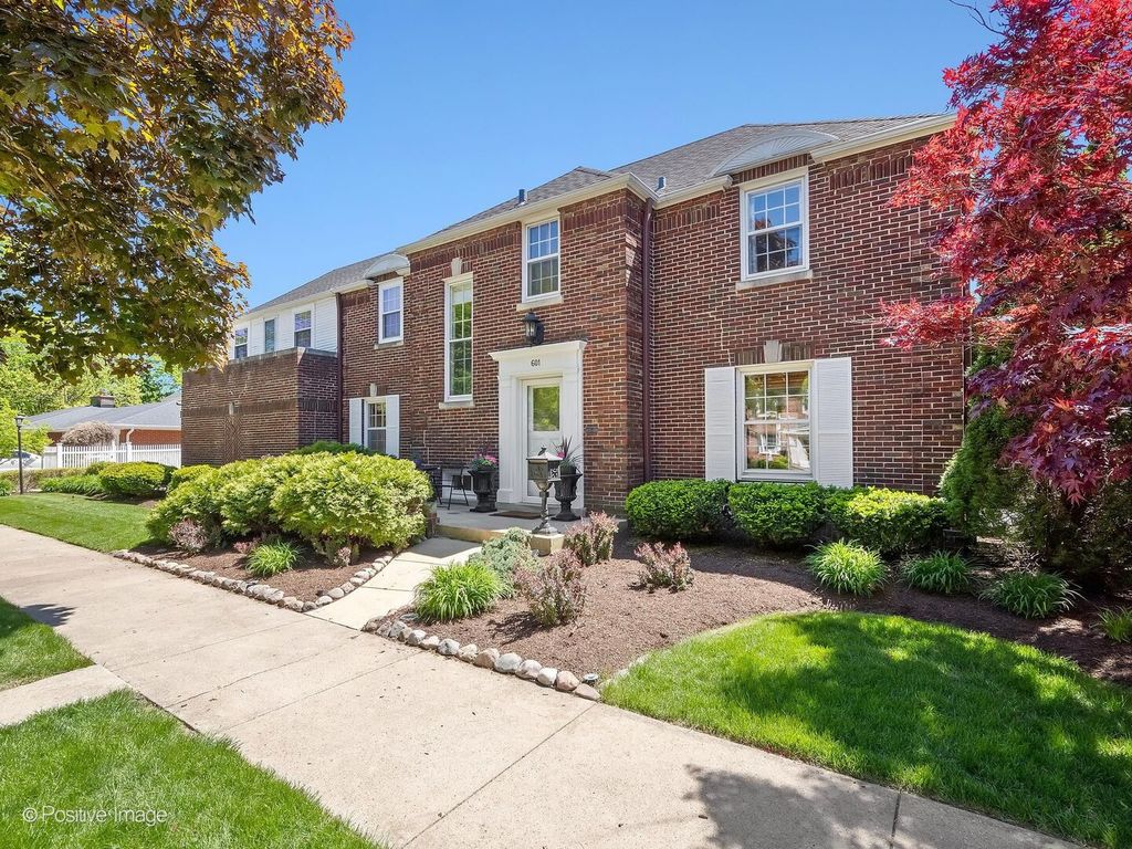 Image 2 of property listing at 601 S Brainard Avenue, La Grange, IL 60525