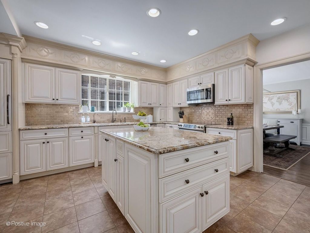 Image 12 of property listing at 601 S Brainard Avenue, La Grange, IL 60525