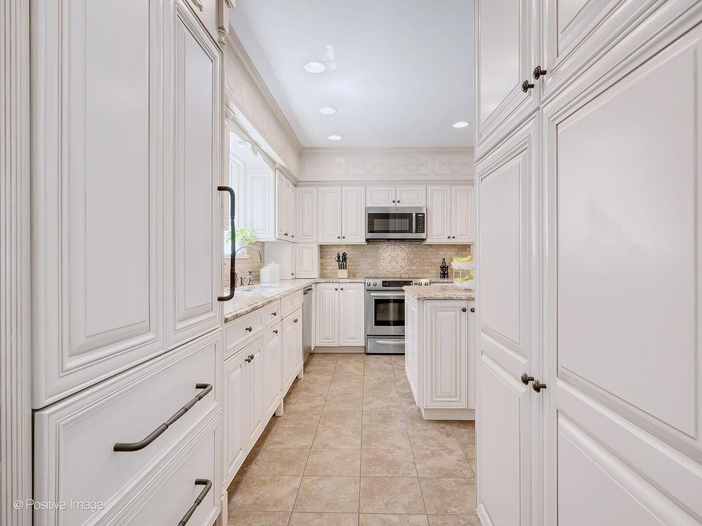 Image 14 of property listing at 601 S Brainard Avenue, La Grange, IL 60525