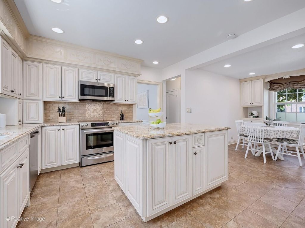 Image 15 of property listing at 601 S Brainard Avenue, La Grange, IL 60525