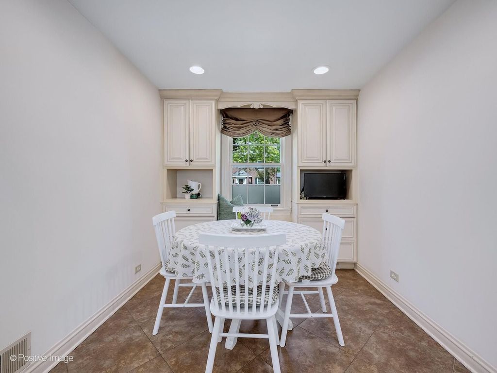 Image 16 of property listing at 601 S Brainard Avenue, La Grange, IL 60525