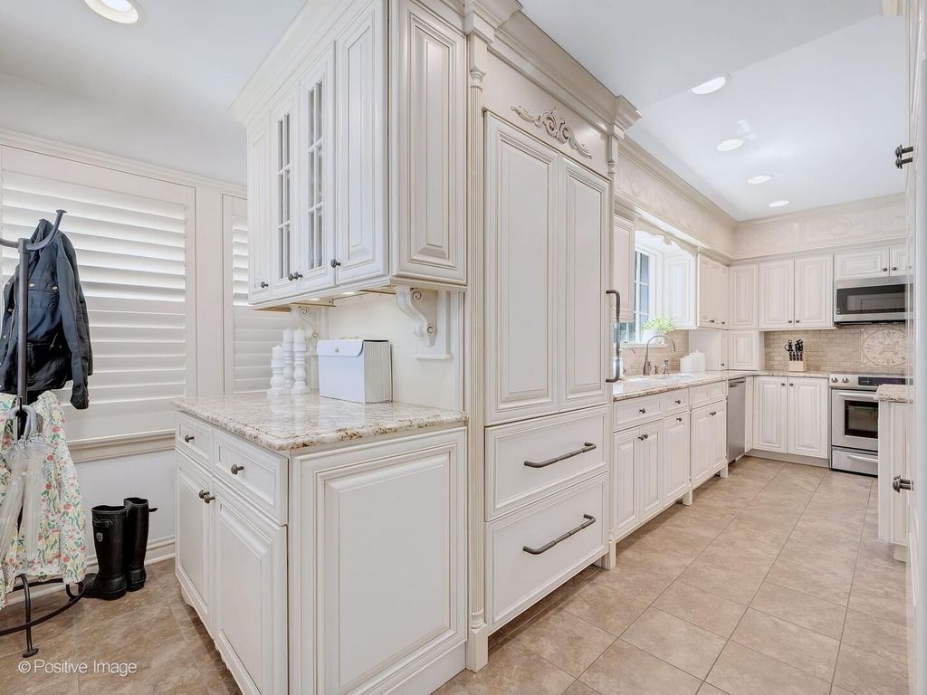 Image 17 of property listing at 601 S Brainard Avenue, La Grange, IL 60525