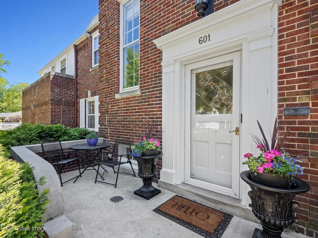 Image 3 of property listing at 601 S Brainard Avenue, La Grange, IL 60525
