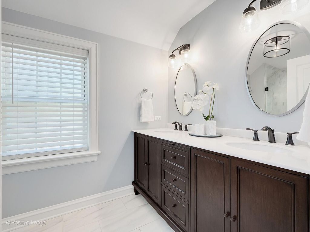 Image 22 of property listing at 601 S Brainard Avenue, La Grange, IL 60525