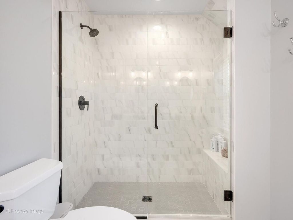 Image 23 of property listing at 601 S Brainard Avenue, La Grange, IL 60525