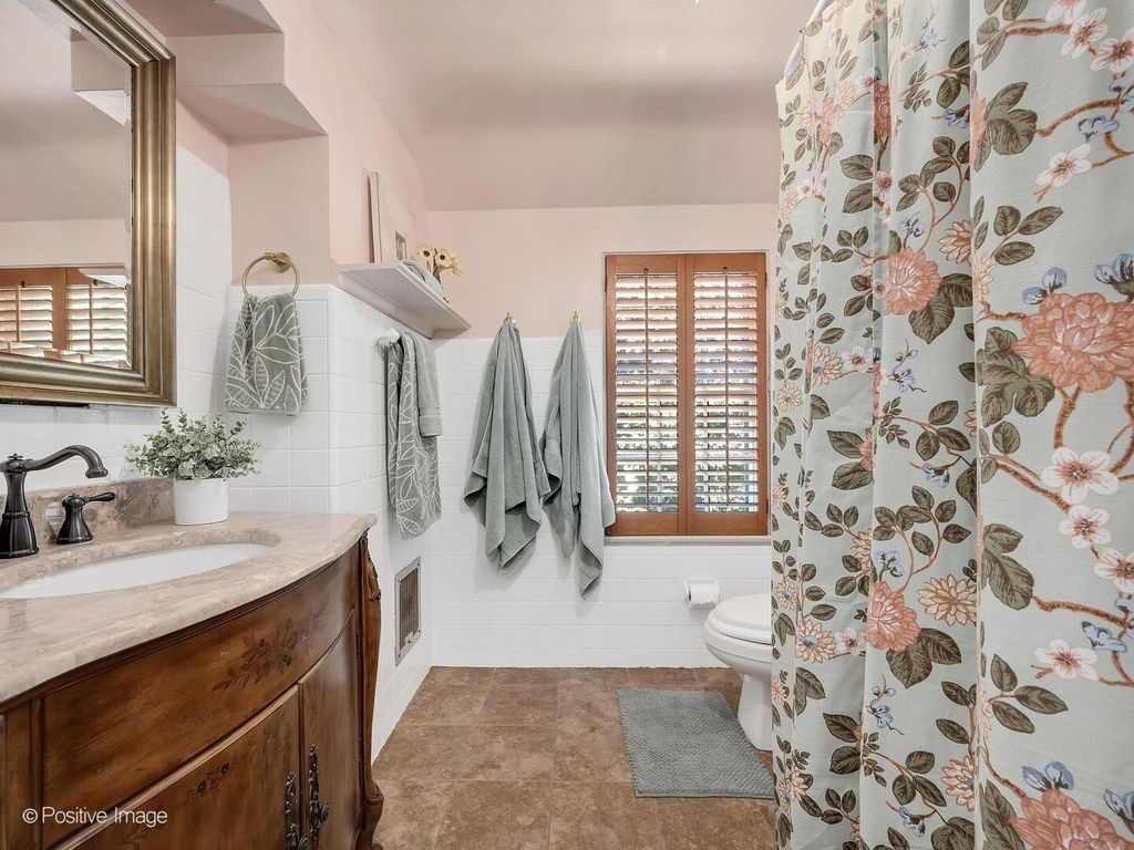 Image 28 of property listing at 601 S Brainard Avenue, La Grange, IL 60525