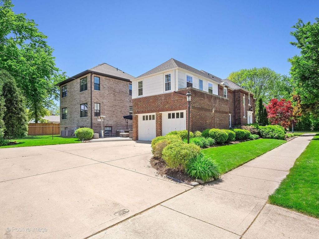 Image 38 of property listing at 601 S Brainard Avenue, La Grange, IL 60525
