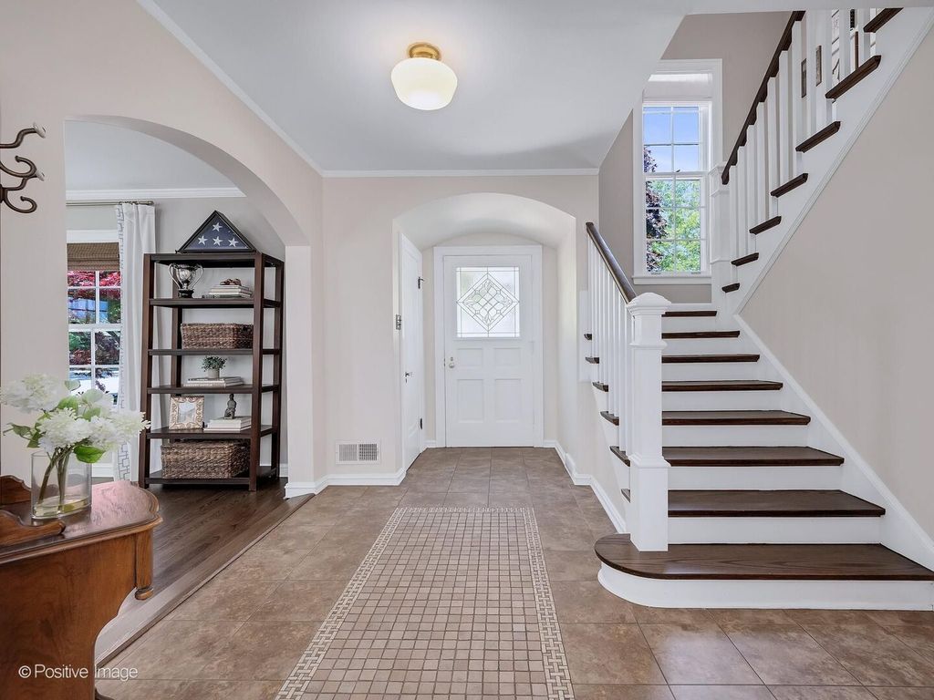 Image 5 of property listing at 601 S Brainard Avenue, La Grange, IL 60525