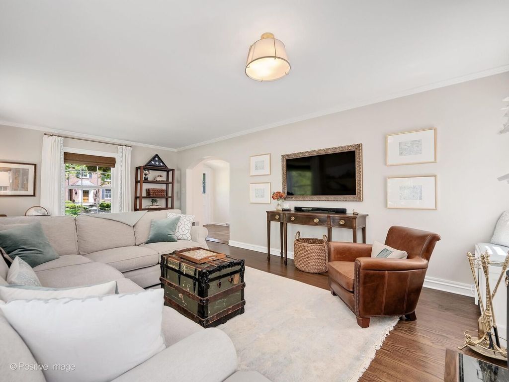 Image 8 of property listing at 601 S Brainard Avenue, La Grange, IL 60525