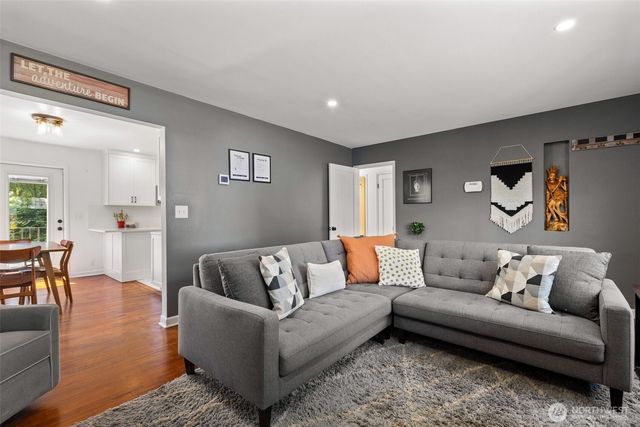 3701 SW Henderson Street, Seattle, WA 98126