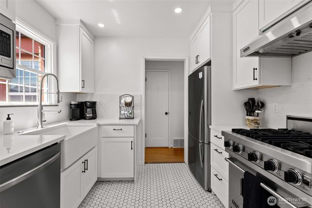 3701 SW Henderson Street, Seattle, WA 98126
