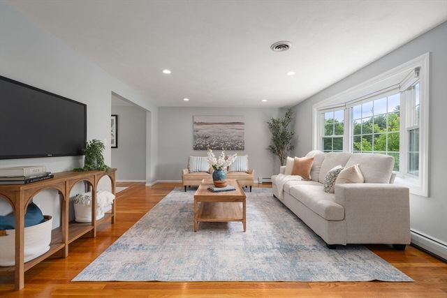 11 Foxhill Rd, Framingham, MA 01701