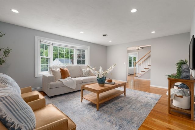 11 Foxhill Rd, Framingham, MA 01701