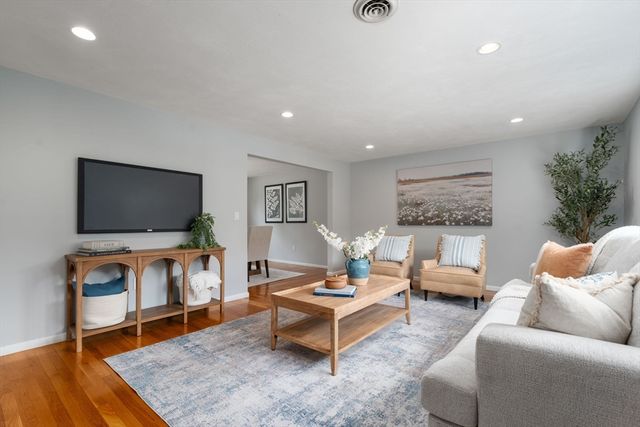 11 Foxhill Rd, Framingham, MA 01701