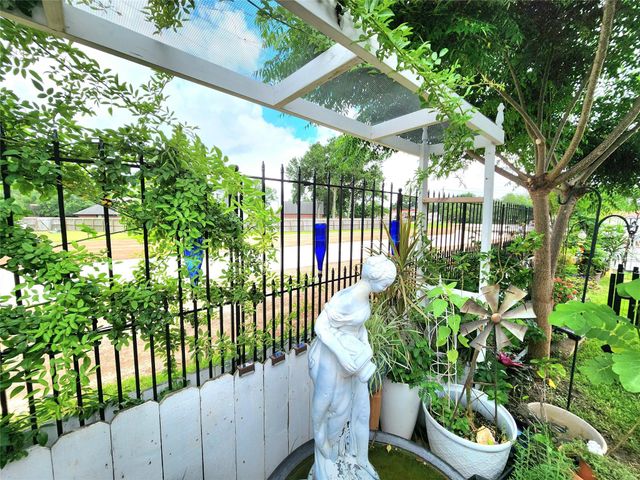 104 Portulaca Street, Lake Jackson, TX 77566