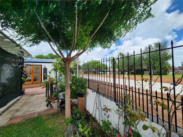 104 Portulaca Street, Lake Jackson, TX 77566