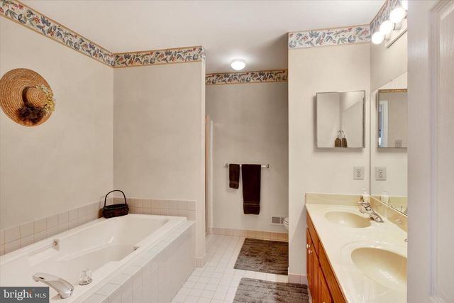 107 CASTLE DR, North Wales, PA 19454