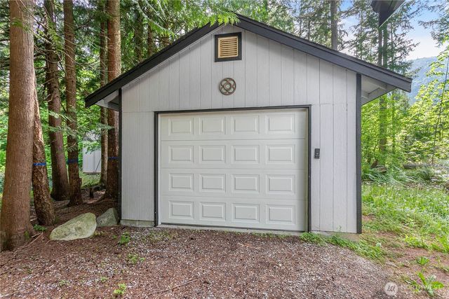 981 Red Valley Lane, Maple Falls, WA 98266