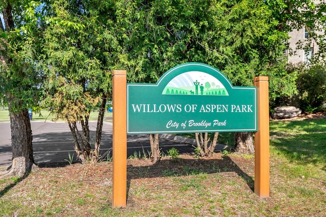 9800 Evergreen Avenue N, Brooklyn Park, MN 55443