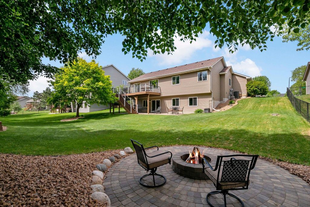 9800 Evergreen Avenue N, Brooklyn Park, MN 55443