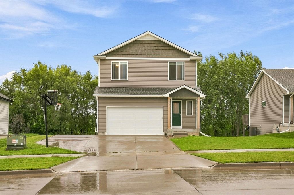 2505 Park Ridge Drive, Granger, IA 50109