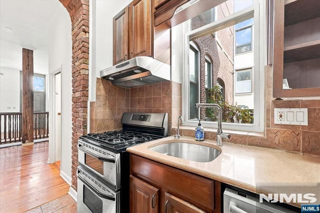 54-60 Mcwhorter 106, Newark, NJ 07105