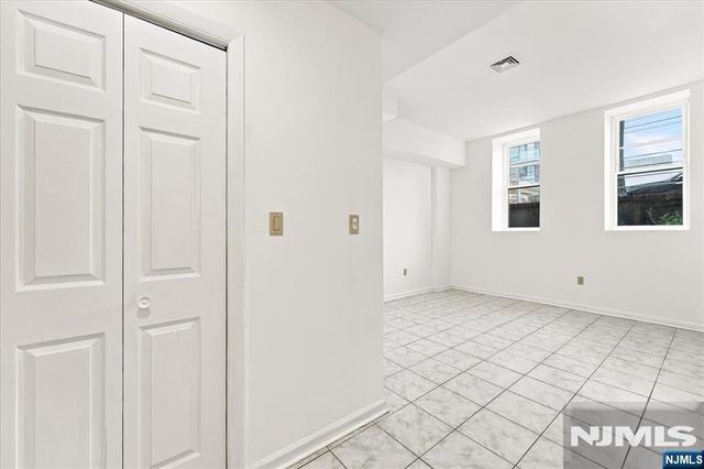 54-60 Mcwhorter 106, Newark, NJ 07105