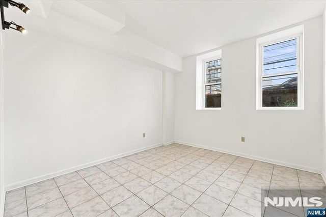 54-60 Mcwhorter 106, Newark, NJ 07105