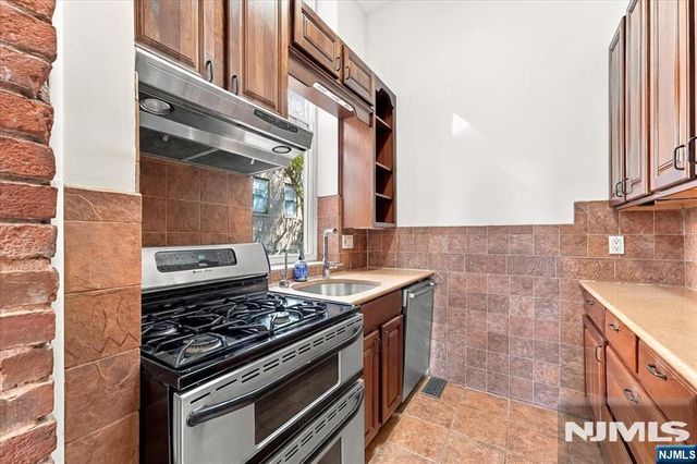 54-60 Mcwhorter 106, Newark, NJ 07105
