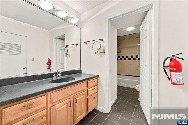 54-60 Mcwhorter 106, Newark, NJ 07105