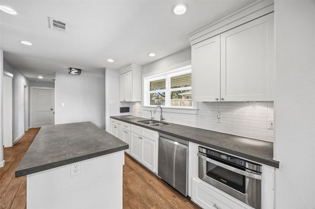 9715 Greenwillow Street, Houston, TX 77096