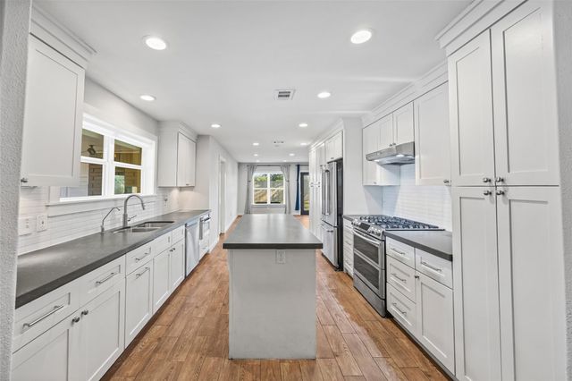 9715 Greenwillow Street, Houston, TX 77096