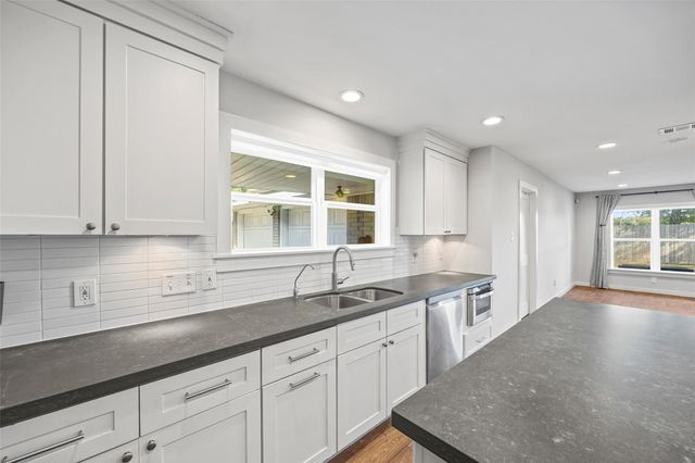 9715 Greenwillow Street, Houston, TX 77096