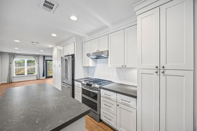 9715 Greenwillow Street, Houston, TX 77096