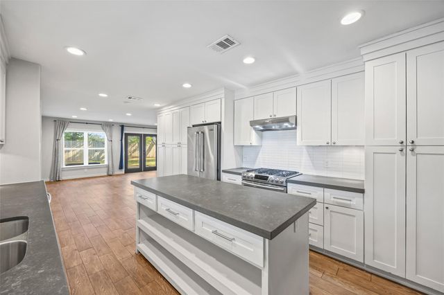 9715 Greenwillow Street, Houston, TX 77096