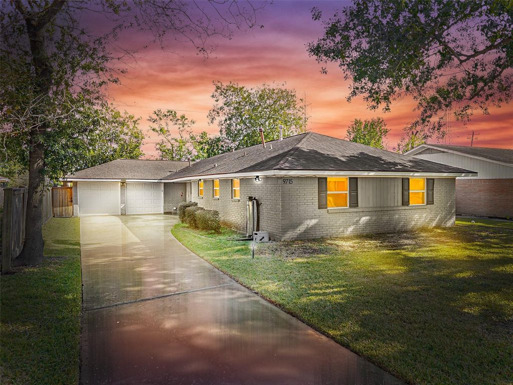 9715 Greenwillow Street, Houston, TX 77096