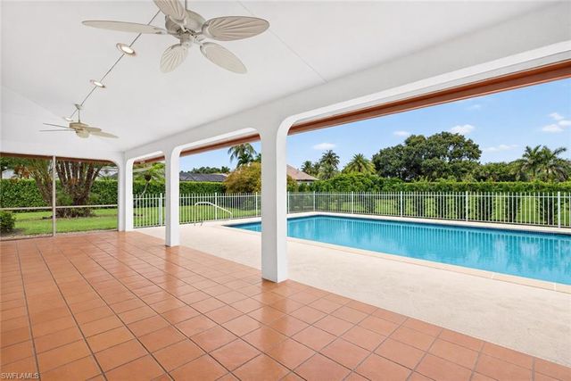 700 HOLLYBRIAR LN, Naples, FL 34108