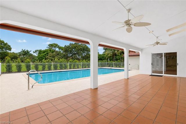 700 HOLLYBRIAR LN, Naples, FL 34108