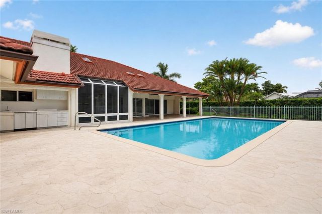 700 HOLLYBRIAR LN, Naples, FL 34108