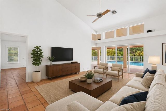 700 HOLLYBRIAR LN, Naples, FL 34108