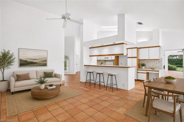 700 HOLLYBRIAR LN, Naples, FL 34108