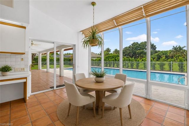 700 HOLLYBRIAR LN, Naples, FL 34108