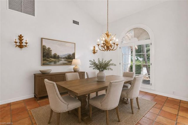 700 HOLLYBRIAR LN, Naples, FL 34108