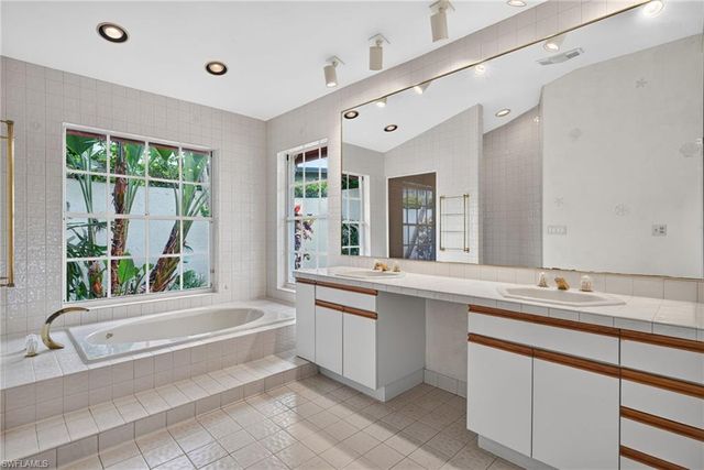 700 HOLLYBRIAR LN, Naples, FL 34108
