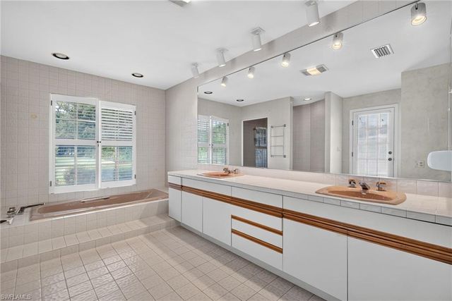 700 HOLLYBRIAR LN, Naples, FL 34108